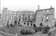 Widok z dziedzińca Zamku janowieckiego na krużganki