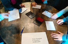 Młodzież klasy VI ze Szkoły Podstawowej nr 27 im. M. Montessori w Lublinie podczas warsztat&oacute;w "Listy do Henia"