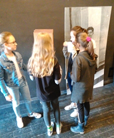 Młodzież klasy VI ze Szkoły Podstawowej nr 27 im. M. Montessori w Lublinie podczas warsztat&oacute;w "Listy do Henia"