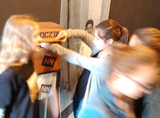 Młodzież klasy VI ze Szkoły Podstawowej nr 27 im. M. Montessori w Lublinie podczas warsztat&oacute;w "Listy do Henia"