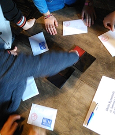 Młodzież klasy VI ze Szkoły Podstawowej nr 27 im. M. Montessori w Lublinie podczas warsztat&oacute;w "Listy do Henia"