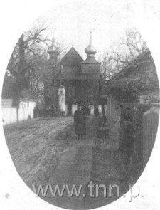 Żyd stojący na ulicy przed kościołem pw. Zwiastowania NMP