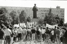 Manifestacja KPN UMCS pod pominikiem M.C. Skłodowskiej w Lublinie