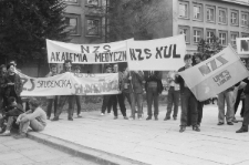 Demonstracja i marsz członk&oacute;w NZS podczas rocznicy katyńskiej 11.04.1989 r.