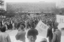 Demonstracja i marsz członk&oacute;w NZS podczas rocznicy katyńskiej 11.04.1989 r.