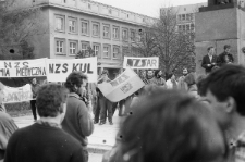 Demonstracja i marsz członk&oacute;w NZS podczas rocznicy katyńskiej 11.04.1989 r.