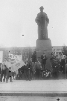 Demonstracja i marsz członk&oacute;w NZS podczas rocznicy katyńskiej 11.04.1989 r.