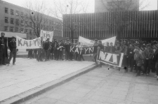 Demonstracja i marsz członk&oacute;w NZS podczas rocznicy katyńskiej 11.04.1989 r.