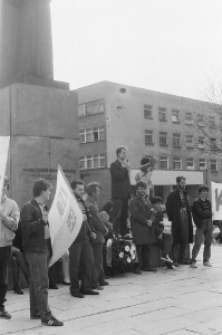 Demonstracja i marsz członk&oacute;w NZS podczas rocznicy katyńskiej 11.04.1989 r.