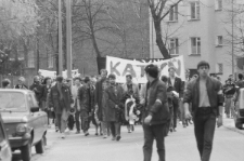 Przemarsz członk&oacute;w NZS na cmentarz przy ul. Lipowej z okazji rocznicy katyńskiej 11.04.1989 r.