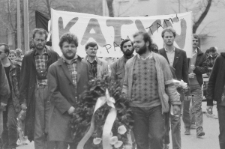 Przemarsz członk&oacute;w NZS na cmentarz przy ul. Lipowej z okazji rocznicy katyńskiej 11.04.1989 r.