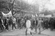 Przemarsz członk&oacute;w NZS na cmentarz przy ul. Lipowej z okazji rocznicy katyńskiej 11.04.1989 r.
