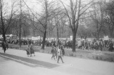 Przemarsz członk&oacute;w NZS na cmentarz przy ul. Lipowej z okazji rocznicy katyńskiej 11.04.1989 r.