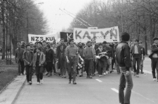 Przemarsz członk&oacute;w NZS na cmentarz przy ul. Lipowej z okazji rocznicy katyńskiej 11.04.1989 r.