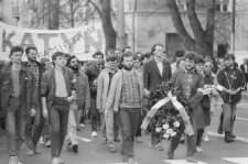 Przemarsz członk&oacute;w NZS na cmentarz przy ul. Lipowej z okazji rocznicy katyńskiej 11.04.1989 r.