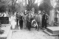 Przemarsz członk&oacute;w NZS na cmentarz przy ul. Lipowej z okazji rocznicy katyńskiej 11.04.1989 r.