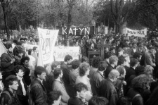 Przemarsz członk&oacute;w NZS na cmentarz przy ul. Lipowej z okazji rocznicy katyńskiej 11.04.1989 r.
