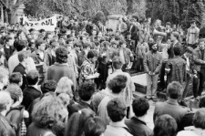 Przemarsz członk&oacute;w NZS na cmentarz przy ul. Lipowej z okazji rocznicy katyńskiej 11.04.1989 r.