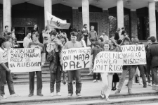 Demonstracja NZS pod Gmachem Gł&oacute;wnym KUL