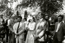 Kandydat do sejmu Tadeusz Mańka, wraz z asystentką Ewą Michońską na cmentarzu przy ul. Lipowej w Lublinie