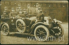 Żołnierze szkoły podoficerskiej w automobilu