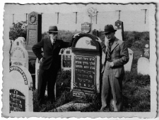 Gravestones of Jakob Majlich Gartel, on the right Szmul Gartel