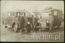 Autobusy na przystanku