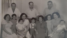 Rodzina Gartel: od lewej u g&oacute;ry: Mojżesz Gartel, Rozenman Zeev, Rogatcki Levi; od lewej u dołu: Miriam Gartel, Nomi Gartel, Golda Rozenman (c&oacute;rka Batia i syn Samuel), Laja Ita Frydman, Chawa Gartel (po lewej c&oacute;rka Rebeka i Yael)