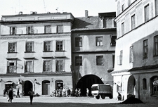 Lublin lat 80. Rynek Starego Miasta, widok na Bramę Rybną