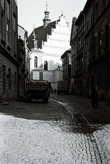 Lublin lat 80. Ulica Złota na Starym Mieście, w tle kości&oacute;ł dominikan&oacute;w