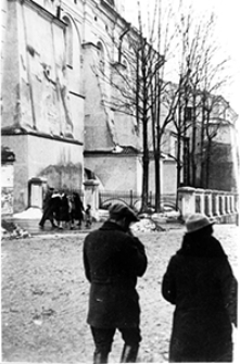 Lublin, widok z ulicy Kr&oacute;lewskiej na ulicę Podwale i południową nawę katedry