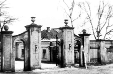 Lublin, brama kurii biskupiej przy ulicy Zamojskiej