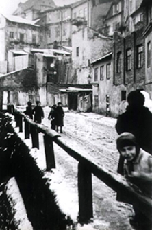 Lublin, ulica Podwale przy kościele pw. św. Wojciecha, w tle zabudowa Starego Miasta