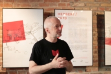 Paweł Pr&oacute;chniak na finisażu wystawy "Herbert 2019"