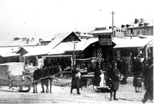 Lublin, targ przy ulicy Świętoduskiej, w tle budynki przy ulicy Nowej