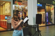 Czytanie fraszek Jana Kochanowskiego w CH "Felicity"