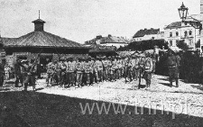 Jeńcy austriaccy przy targu na ul. Świętoduskiej