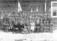 Drużyna harcerska z opiekunami przed szkołą