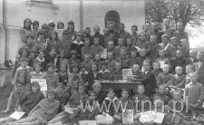 Harcerze z Grabowca przed kościołem Św. Mikołaja