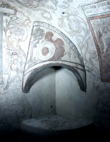 Polichromowany kominek w Piwnicy pod Fortuną