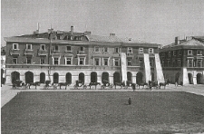 Dorożki stojące na Rynku Wielkim