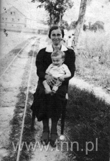 kobieta z dzieckiem na tle wąskotorówki w dobrach Czetwertyńskich w okolicach Wohynia