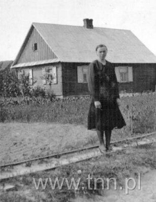 Kobieta obok torówk kolejki wąskotorowej w okolicach Wohynia