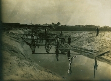 Pracy przy pogłębianiu kanału Ulgi przed mostem kolejowym prowadzącym do młyna Krauzego