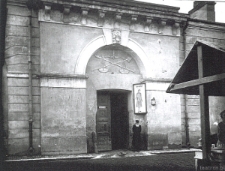 Żyd stojący u wejścia do Ratusza w Zamościu