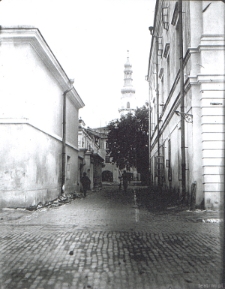 Uliczka Starego Miasta z widokiem na Ratusz w Zamościu