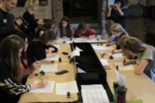 Warsztaty kaligrafii w Domu Sł&oacute;w