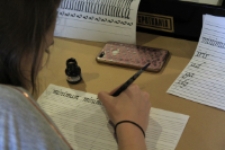 Warsztaty kaligrafii w Domu Sł&oacute;w