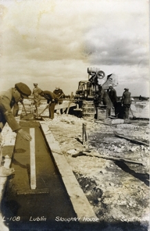Pracownicy podczas budowy rzeźni miejskiej - wrzesień 1926