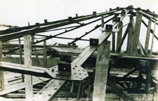 Budowa dachu nad wieżą ciśnień przy Alejach Racławickich